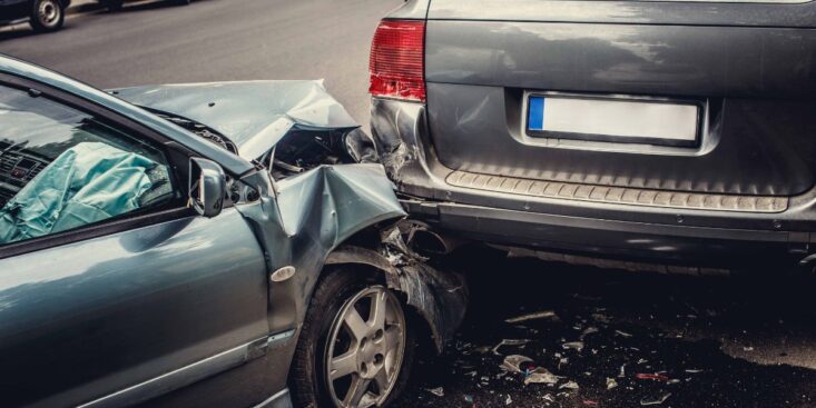 135 euros d’amende et 3 points en moins sur le permis de conduire pour avoir filmé un accident avec leur téléphone