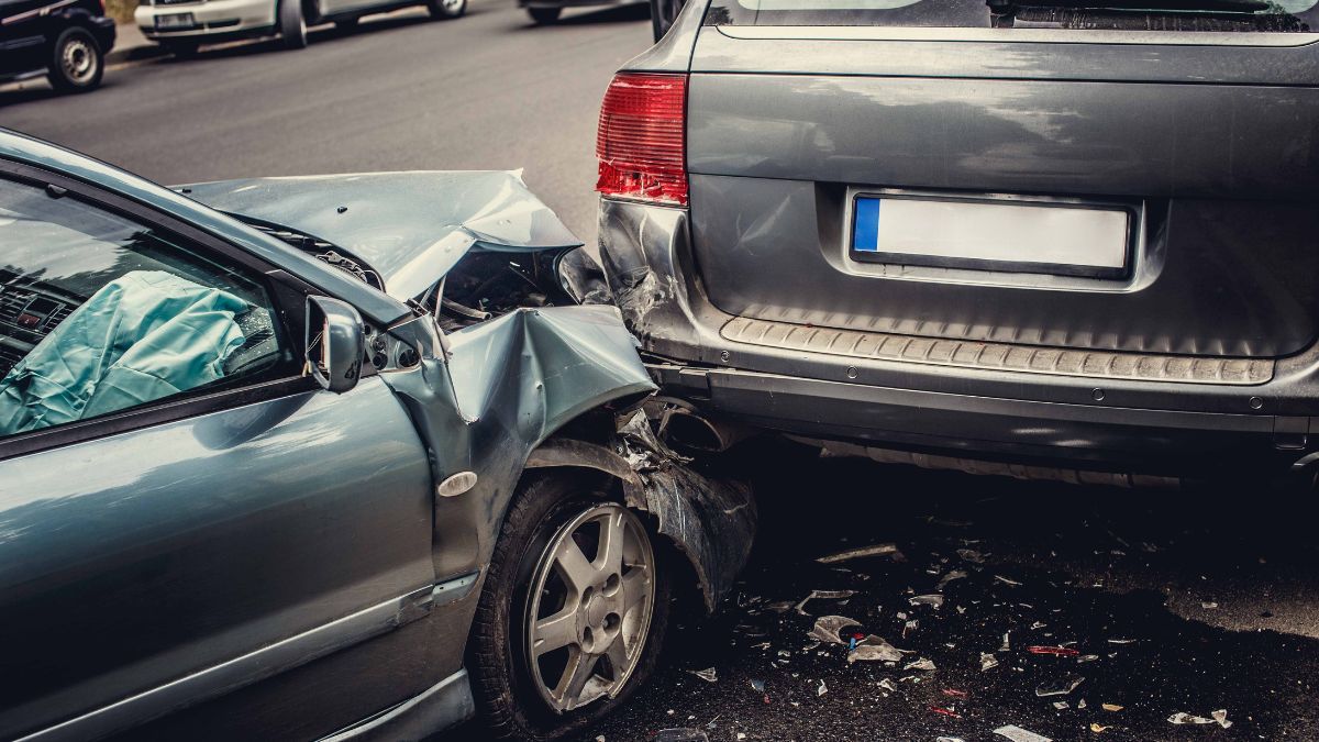 135 euros d’amende et 3 points en moins sur le permis de conduire pour avoir filmé un accident avec leur téléphone