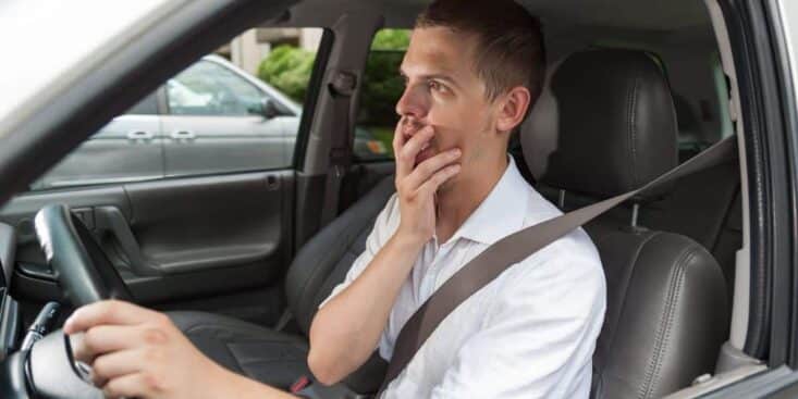 Une lourde amende pour tous les automobilistes qui font ce geste en voiture, il est totalement interdit